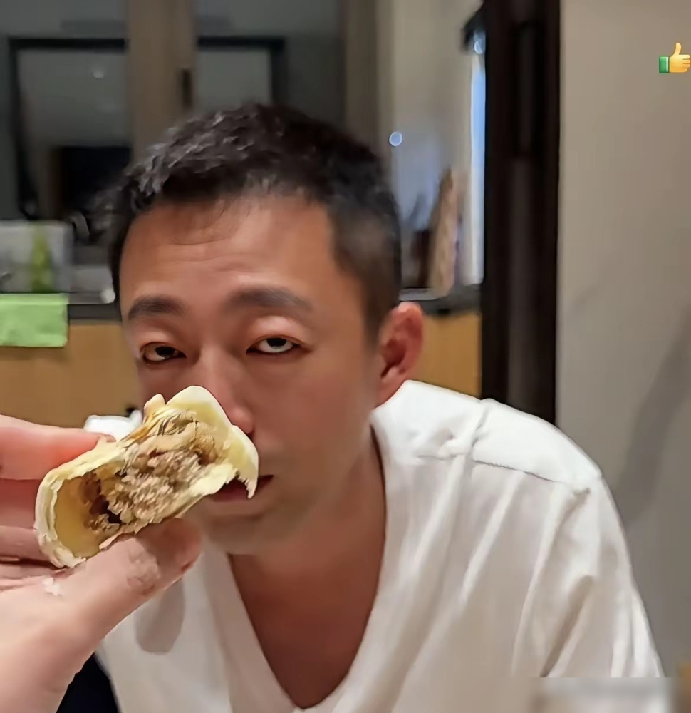 汪小菲在家录拆箱视频，评论区全歪了，没人关心月饼啥馅，全盯着他那双眼睛。
厨房台面堆得跟仓库似的，旁边还贴个熊猫冰箱贴。网友逐帧放大，发现他眼皮肿得发亮，双眼皮褶子深得能夹死蚊子。
关键是，这已经不是头一回了。前阵子赴台见老丈人，生图流出来，眼睛就肿着。有人猜哭过，有人猜跟马筱梅动手了，还有人咬