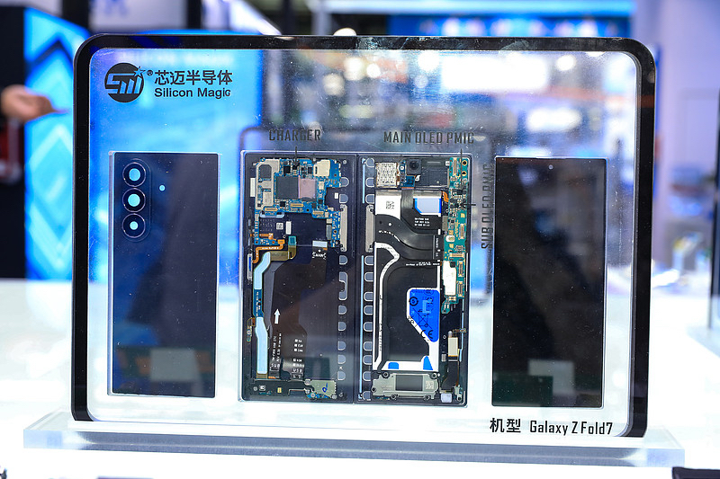 三星折叠OLED VS 京东方折叠OLED 完整对比
背景：苹果初代折叠iPhone面板只用三星M14，下一代才计划引入京东方做第二供应商。两者都是目前全球仅有的两个能量产高端手机内折大屏的厂商，路线各有取舍，不是简单谁碾压谁。
✅三星显示（M14，苹果折叠屏选用款）

优势

1. 折叠耐久度行业