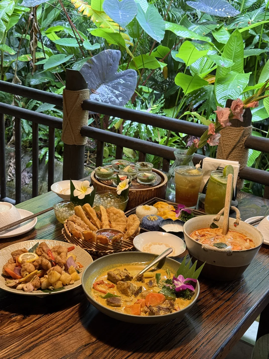 版纳排队王！在热带雨林里干饭也太绝了吧