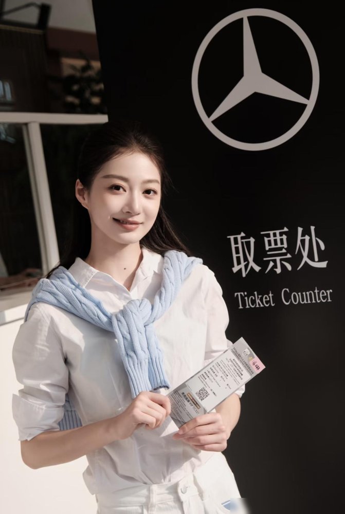 冯琳穿着白衬衫阔腿裤往大师赛现场一站，清爽得不像话。可谁知道她昨晚还在台里熬到快十点，就为剪《琳距离》的片子。
入行东方卫视刚满两年，别人还在抢出镜率，她直接转身干制片了。自己拉选题，自己盯后期，连加班花絮都敢往网上发。
前阵子采访她，说到广电这行现状，她没打鸡血也没卖惨，就一句：幕前吃青春饭，