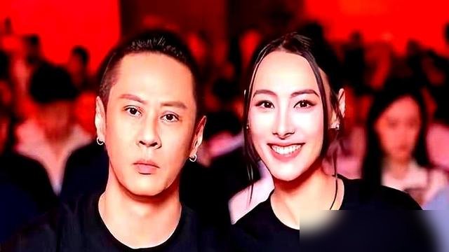 当年给李泽楷生了三个儿子，一分钱分手费没拿，扭头就走。
梁洛施最近露面，被问感情状态，就四个字：顺其自然。她说现在对生活“很满意”，不抗拒婚姻，但早不把那张纸当安全感了。当年男方不婚又花心，她主动提的分手，硬是熬了七年才走出来。
现在三个儿子都十六七了，反过来催她谈恋爱。大儿子跟她聊心事，双胞胎