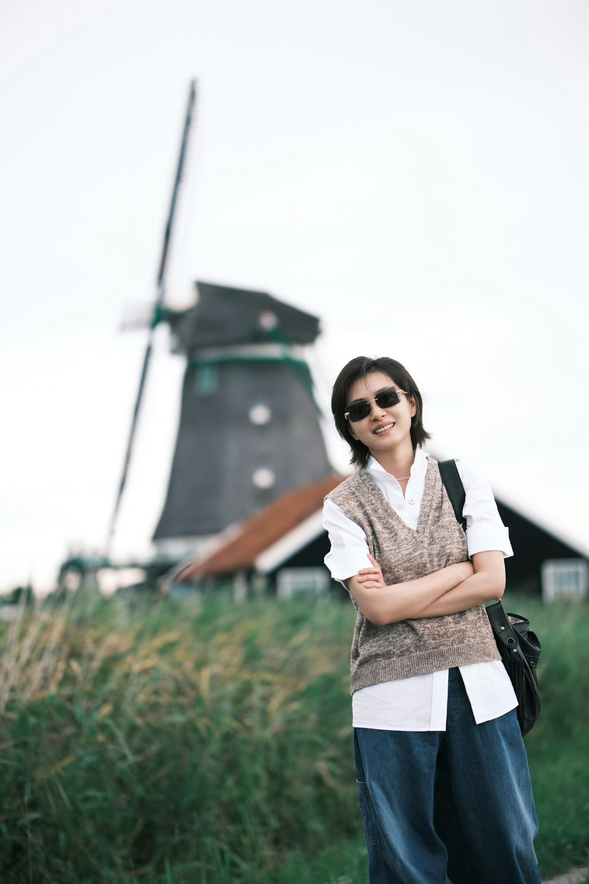 #万茜[超话]#  这张真的好有感觉！笑意里裹着一点软乎乎的无奈 就像是年下求着平日里不喜拍照的姐姐要给姐姐拍照 连拍了好多张还不肯罢休
“姐姐，再来一张，就一张好不好”
姐姐看着年下认认真真举着相机不肯放下的模样 无奈又纵容地站定 顺着她的心意 配合拍下这一张……
（好有姐感的一张照片！！  ​