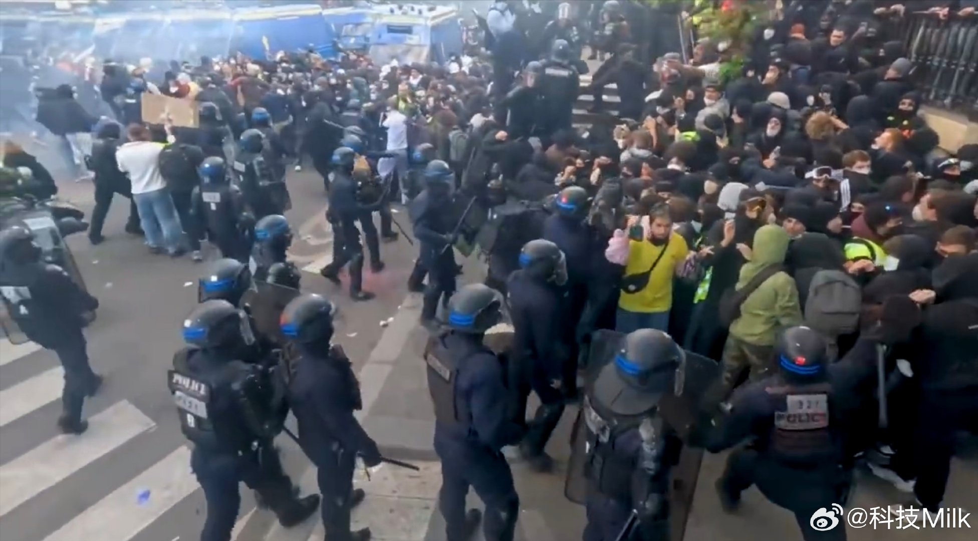 #法国警方获马克龙镇压骚乱许可# 这种视频应该在头版头条使劲放，让大家看看资本主义国家是怎么治理的，好好祛魅。当年HK混乱的时候，那些人怎么说话的，那些媒体怎么报道的，这时候我们的媒体应该好好安排一下了。 ​