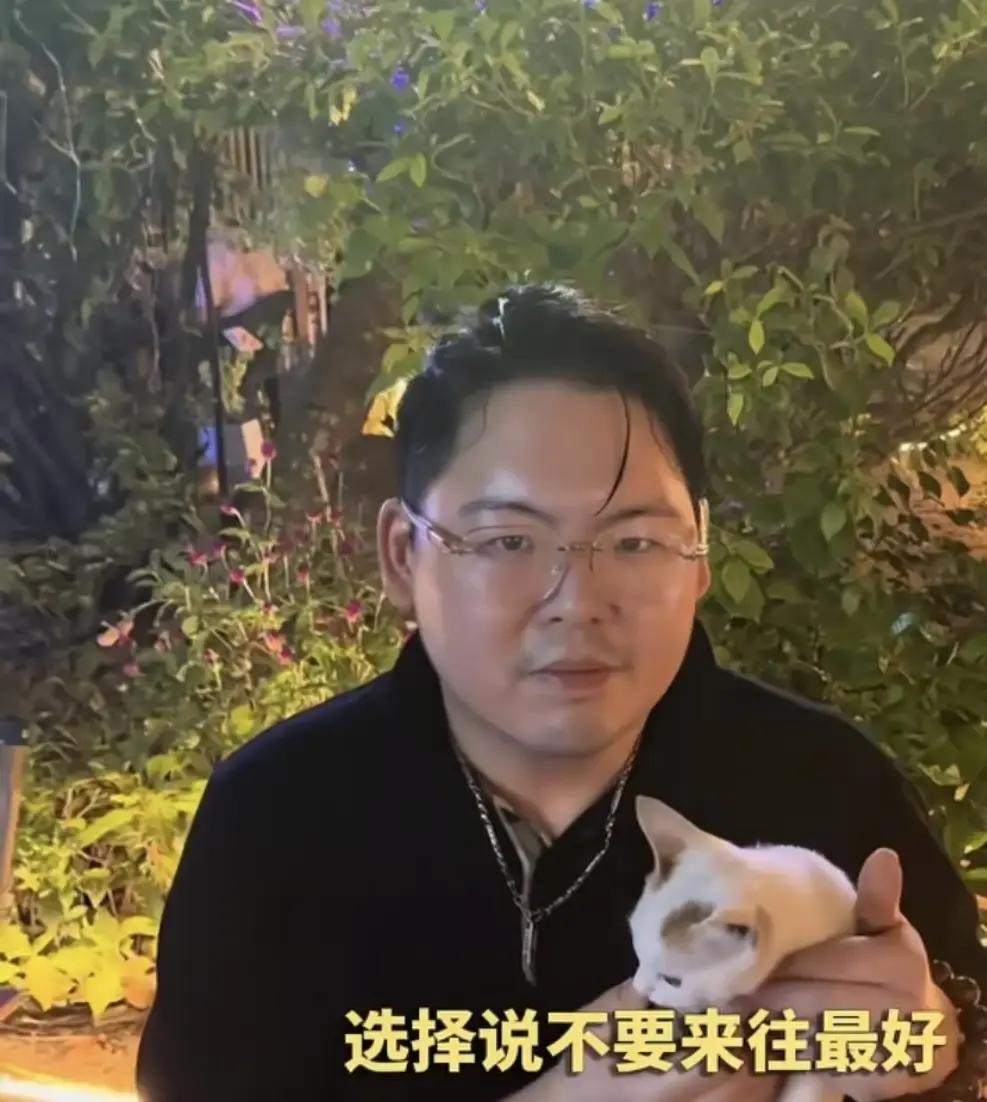 钱一分不少照样给你，但人千万别回来惹我们生气

向华强夫妇现在对待小儿子向佑，说白了就是花钱买个耳根清净

向太如今回想起来也是满肚子懊悔

早年间向佑只要挨一句批评，立马就能哭到快要背过气去，向华强在旁边心疼得不行，死活拦着不让当妈的管

做母亲的想立规矩，当爹的却在后面拼命护短，孩子一掉眼泪全家