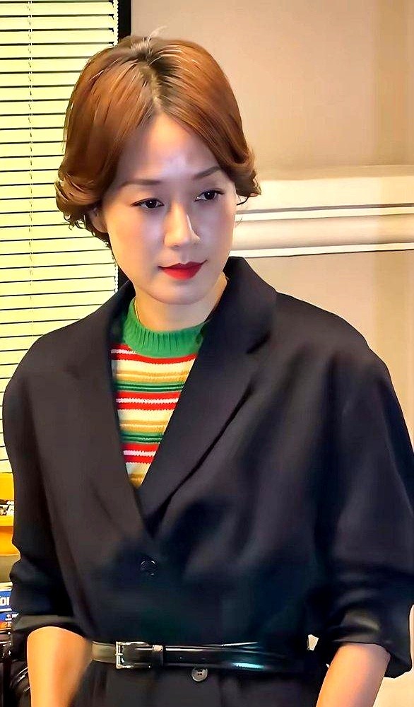 黑大衣配彩色条纹内搭，马伊琍最近戏外这身打扮，直接被网友吐槽沉闷、土气、没质感，以前那股干练利落的大女主劲儿全没了。

以前她披个麻袋都像走红毯，现在怎么越活越糙？

看看她最近的动向就明白了：新剧演的是五金店老板娘，刚又凭《我的阿勒泰》拿了金鹰奖最佳女主角提名。

当一个演员把所有劲儿都使在正事和