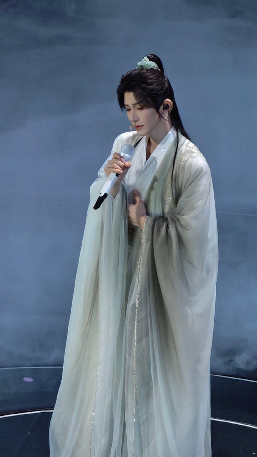 #刘宇国风美少年# ly#刘宇全能艺人# 
蓦然回首，心其实不曾孤独
​