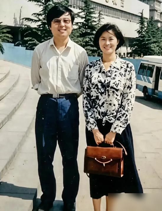 39岁砸了铁饭碗，去央视蹚浑水，敬一丹这步棋，搁谁身上不得掂量半年？
那年她刚主持完自己的《一丹话题》，55期，摄像、选题、剪辑全自己扛。央视一个电话过来，《焦点访谈》，新闻联播后的黄金档，去不去？
去了就被叫敬大姐，领导嫌她太温，没锐气。监督报道啊，全是短兵相接的硬仗，她一个半路杀进来的，紧张