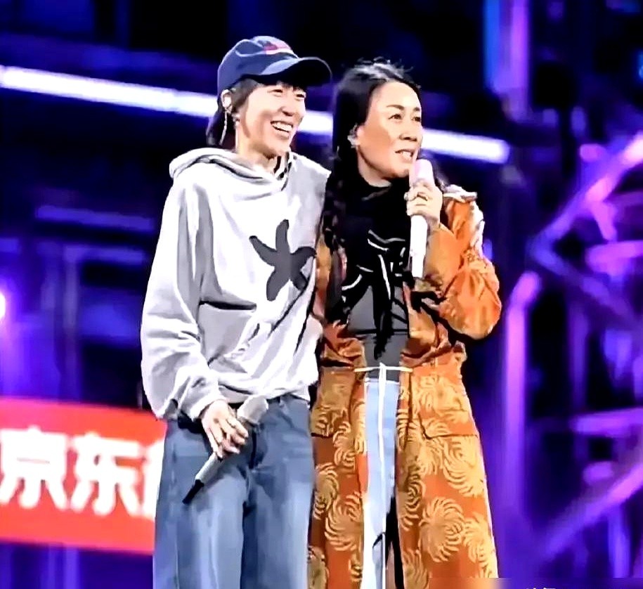 窦靖童一句“那英老师”，直接把那英惹毛了。

那英猛地扭头盯着她：“你叫我啥？”镜头前，一向酷拽的窦靖童瞬间秒怂，缩着脖子小声嘟囔了一句：“阿姨。”

旁边人看得直乐。那英摆手吐槽，这孩子平时都叫阿姨，今天不知装啥客气。毕竟这是婴儿时期就跟着亲妈喊“老那”的铁关系。叫阿姨怕不专业，叫老师又太生分。