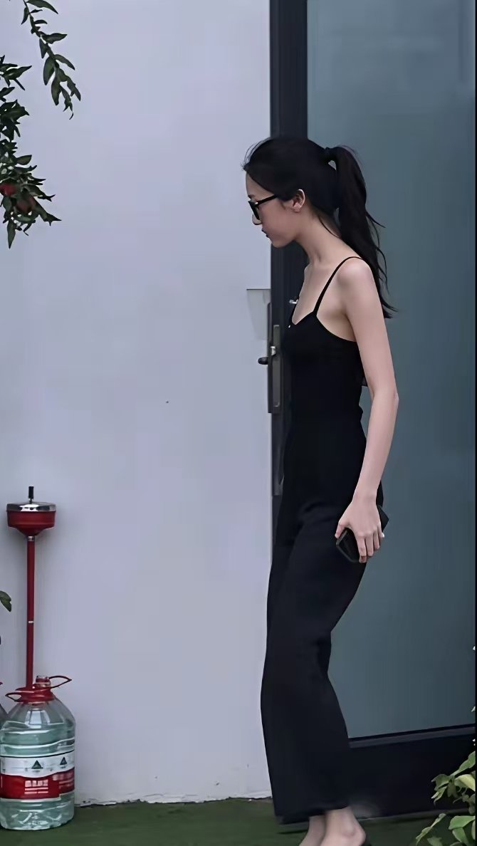 李嫣这外形是真优越啊😦走路姿势和王菲一模一样！
王菲李亚鹏的女儿李嫣，出行时被网友偶遇。穿着黑色吊带衫和七分西裤、扎着马尾、戴着黑框眼镜，高挑的身材走在路上无不引人注意！
网友评气质真的太像妈妈王菲了，一样走路松弛随性，身板遗传王菲的干练清瘦，女大十八变，李嫣越来越好看了！ ​