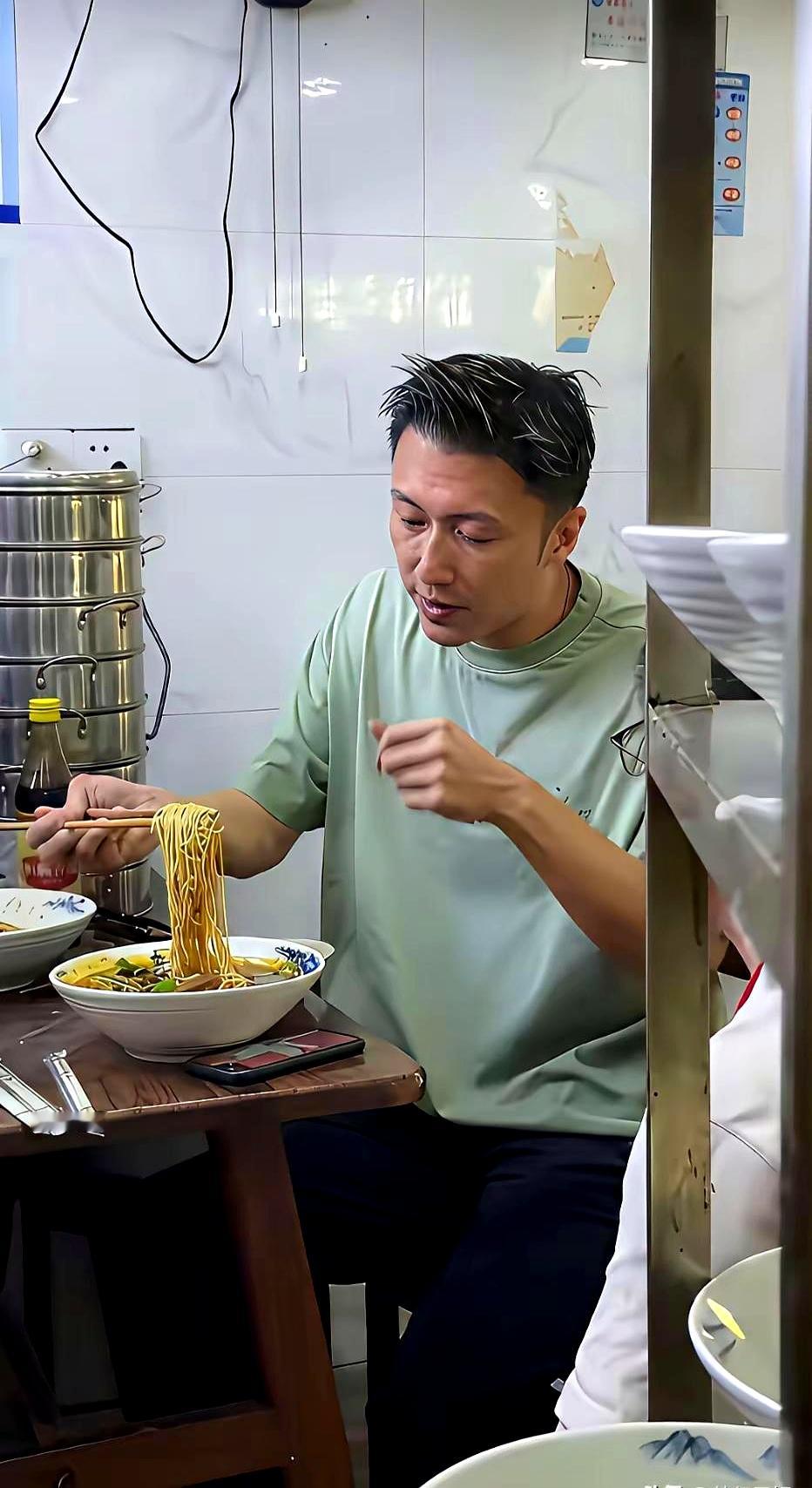 王菲身边的男闺蜜笑得春风得意，镜头另一边的谢霆锋却肉眼可见的满脸沧桑，这巨大的反差把网友看愣了
 

不用刻意给明星光环加滤镜，单看这几张对比图就能分出高下。男闺蜜面对镜头满脸松弛，甚至还狡黠地跟摄影师眼神互动，整个人状态好得不得了。反观谢霆锋，曾经不可一世的锋芒全被落寞取代，隔着屏幕都能感觉到那种