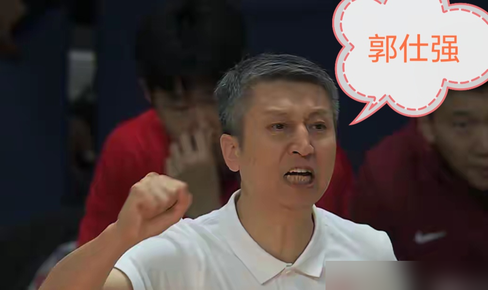 身体素质不如张镇麟曾凡博，赵嘉义为啥成郭士强保命底牌？
对阵黎巴嫩世预赛，首发只打13分钟，三分3投2中，拿下6分3篮板2助攻2抢断。对阵卡塔尔，三分8投3中砍下11分。
他是纯工兵型射手，不占球权，只要出空位就能投进，持球能力一般，但当下男篮最缺的就是这种稳得离谱的外线炮台。
这年头，能把一