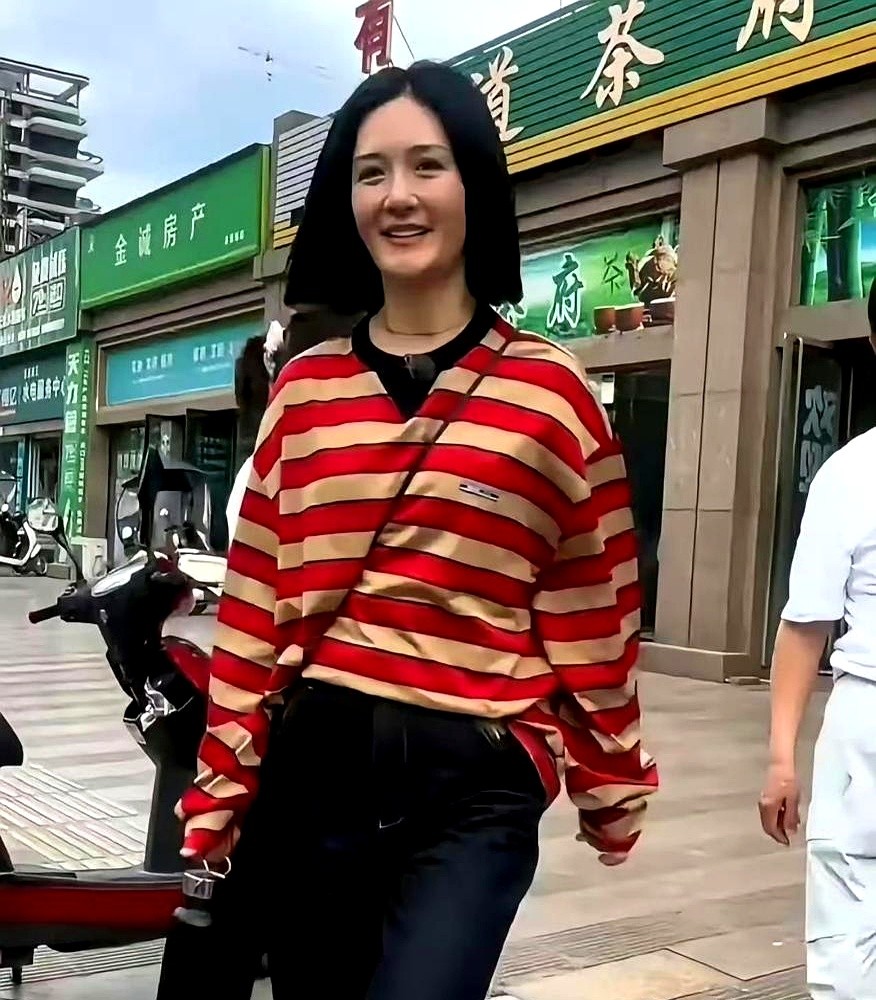 43岁的谢娜回中江老家，没保镖没带妆，套件旧T恤就领着爹妈下了馆子。

老头对着菜单算哪个菜划算，她就在旁边乐。邻桌刚认出来要凑过去，她赶紧摆手挡住：“先让我爸把肉吃了。”

当年家里穷，老爹买不起两份汉堡，蹲在窗外啃茶叶蛋看着她吃。后来她挣钱在中江买了200多平的别墅配上保姆，老头却还是爱挤公交去