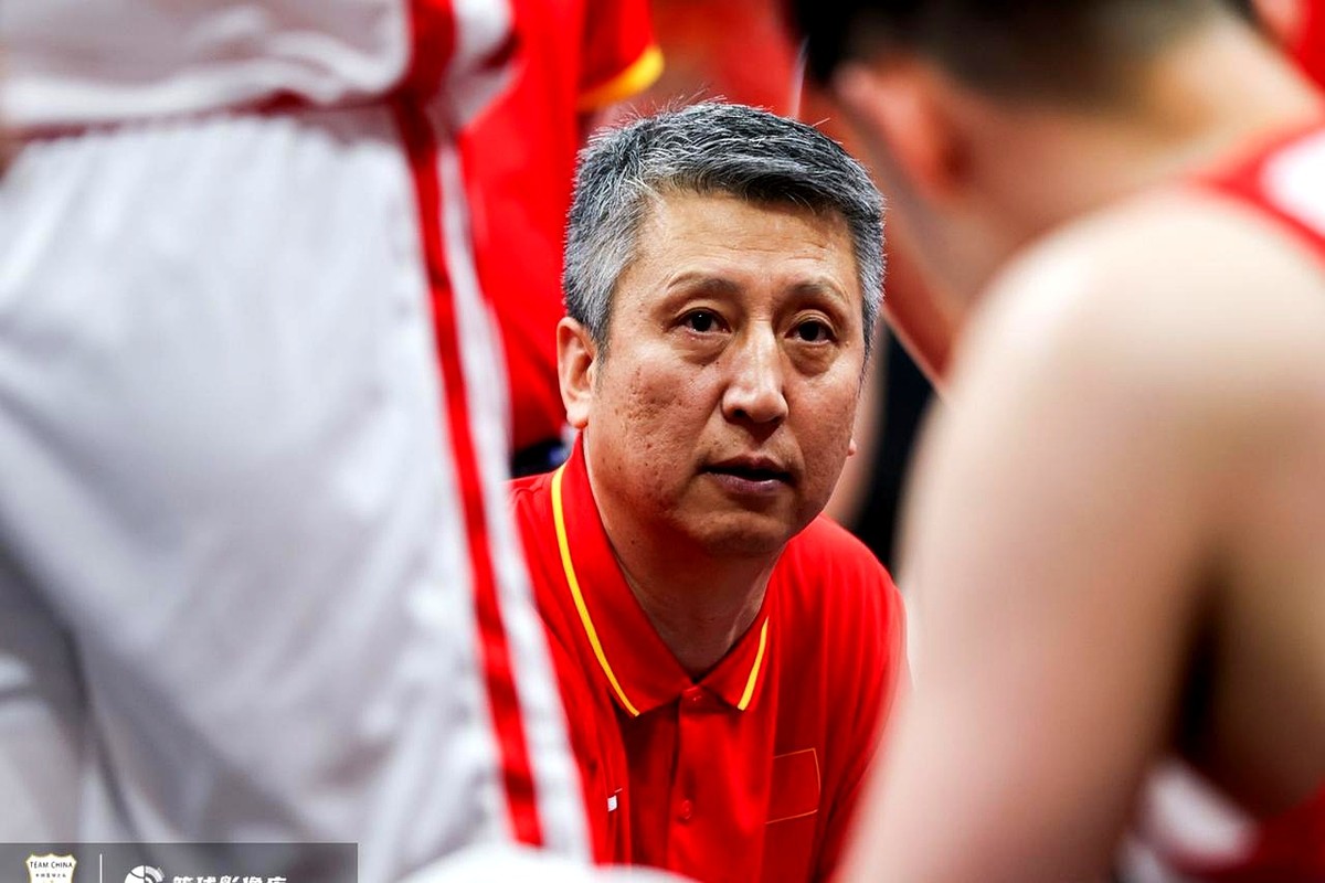 83比57，中国男篮拿下一场酣畅淋漓的大胜。

世预赛第四窗口期第二阶段首战，面对卡塔尔，小伙子们一上场就咬住了劲。

这场球赢在细节。全队死死掐住对手的反击路线，篮板球拼得凶，特别是前场篮板，硬是抢出了不少进攻机会。节奏稳住了，失误也降了下来，攻防两端都透着一股子坚决。

主帅郭士强赛后很冷静。开