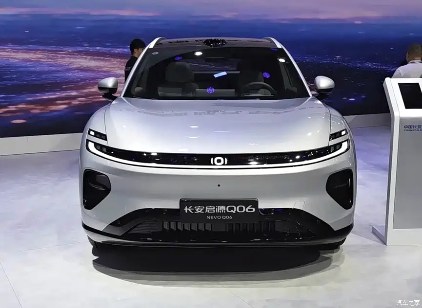 百万不是终点🚗 Q06首批车主已提车，真正看点不在销量数字，而在「天枢领航+央企品质」。
天枢领航主打高阶辅助驾驶与智驾体验，央企背书则把品控、供应链、售后稳定性撑起来——买新能源车，越来越看“敢不敢长期开、出了事找谁”。
Q06这波首批交付，像是在说：从0到100万是里程碑，从100万到“靠谱日常