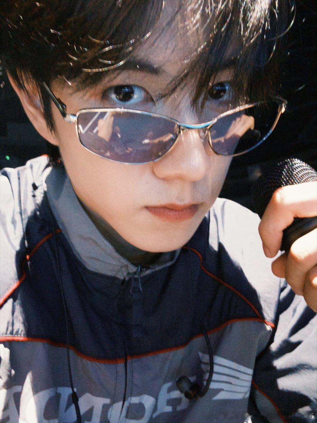 #赵一博[超话]#🌊#定格赵一博的live时刻# 🌊#青年演员赵一博# 

做一件事，开始时的斗志很重要，但更重要的是坚持不懈的毅力。

​