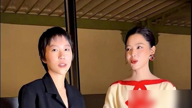 辛芷蕾问窦靖童“你六几”，她张嘴就回“66.5”。一个问身高，一个报岁数，俩人愣是聊了半分钟没发现岔劈了。
时装周台下，辛芷蕾本想说“你一米六几”，嘴一瓢秃噜成“你六几”。窦靖童也没愣，特认真地接：“66.5。”
辛芷蕾当场笑到扶墙。旁边人提醒，窦靖童才反应过来，跟着乐。
这姑娘台上唱《誓言》