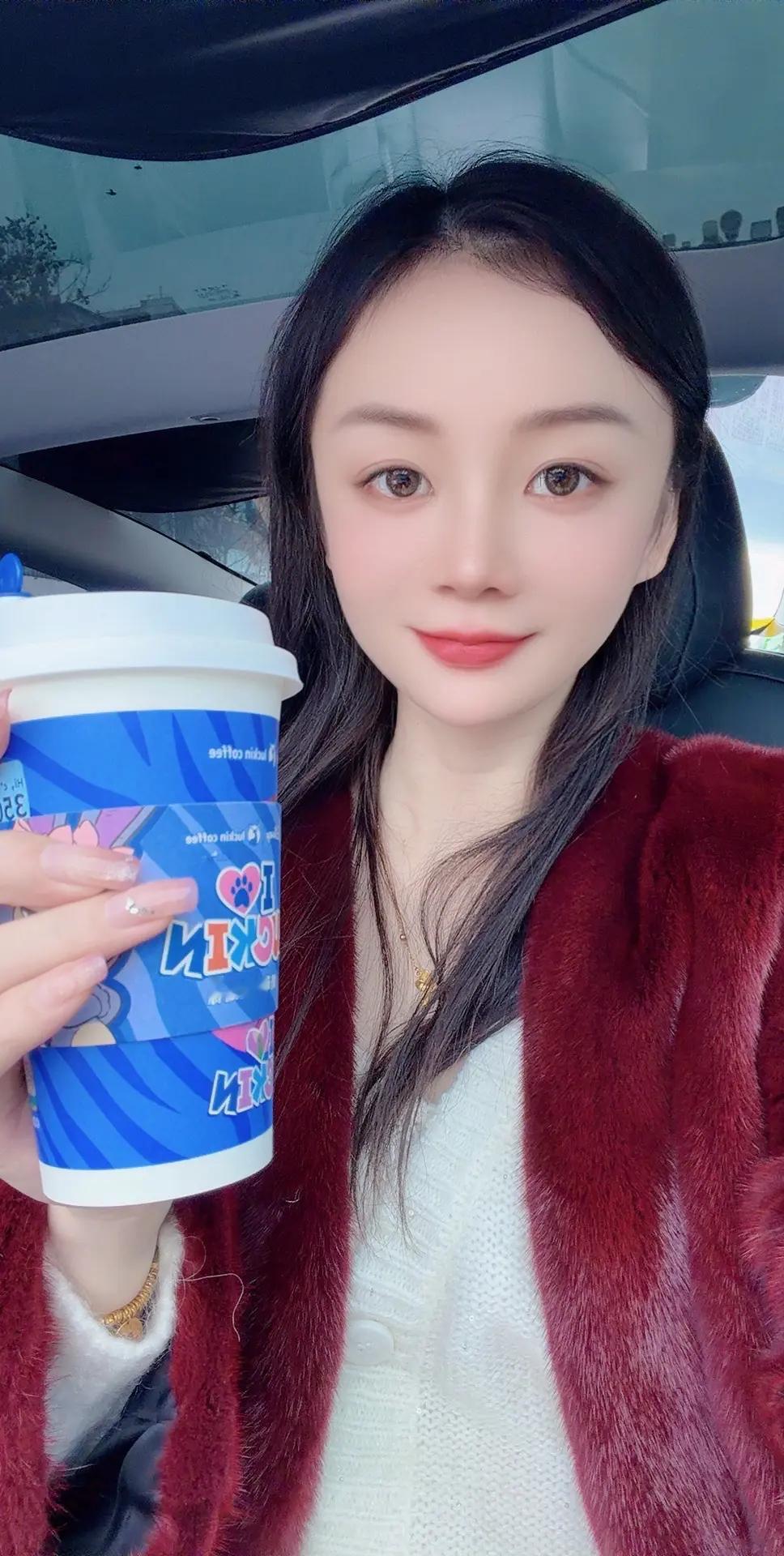 成熟女人的三大标志。穿貂，买黄金，听凤凰传奇～