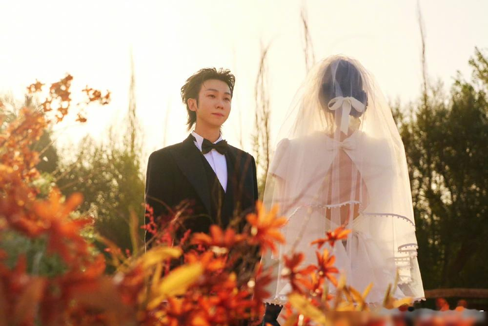 新婚夜凌晨，白举纲干了一件让圈里人都竖大拇指的事。他把素人老婆的正脸照，清清楚楚放出来了。
9月17，敦煌大漠，戈壁落日。一袭缎面白纱拖进沙子里，另一套是红金中式，端庄压场。张晋蔡少芬、胡海泉、周笔畅全到齐了，披哥那帮人直接在台下即兴开演，硬把婚礼搞成了团建现场。
高瀚宇来不了，白举纲把人P进了