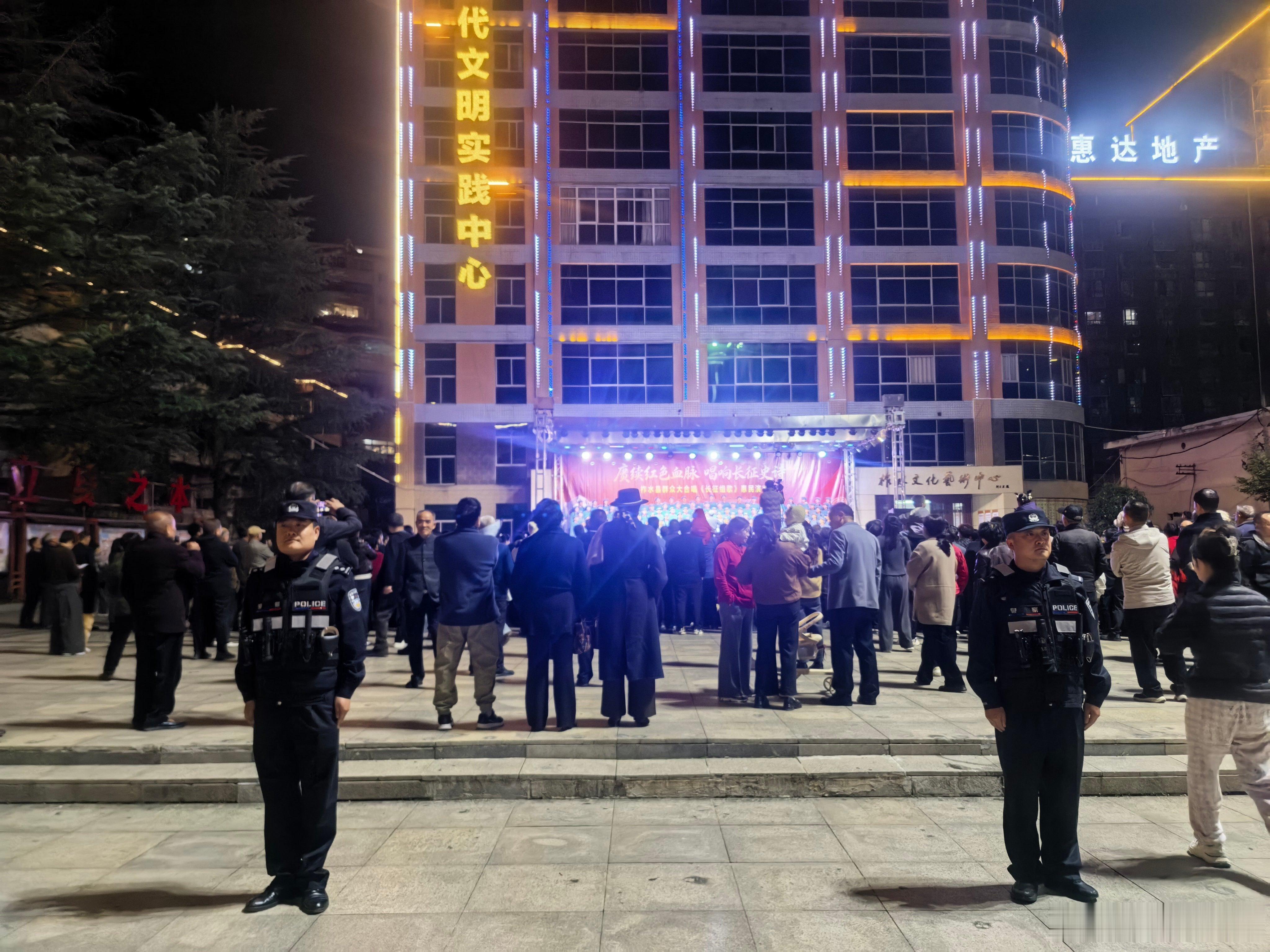 #陕西治安# 【安保执勤不松懈 反诈宣传入人心】近日，商洛柞水公安乾佑派出所依托县文旅局迎春广场文艺演出活动，组织民辅警到场开展安保执勤，维护现场秩序。执勤间隙同步开展反诈宣传，向观演群众发放反诈提示单，讲解高发电信网络诈骗作案手段，引导群众擦亮双眼、提高警惕，切实提升辖区群众识诈防 ​