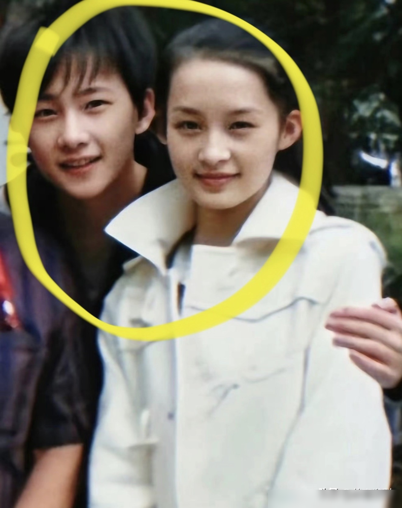 你见过那杯黄连水吗？杨洋接过去的时候，李沁还没反应过来。
俩人2008年在《红楼梦》剧组关了大半年，演的是贾宝玉和少年薛宝钗。戏里没成，戏外那几年倒被镜头逮着不少名场面，十指紧扣走红毯，搭肩搂腰不撒手。最绝的是综艺惩罚环节，李沁盯着黄连水皱眉，杨洋伸手拿过杯子，仰头干了，一句话没多说。
李沁给他