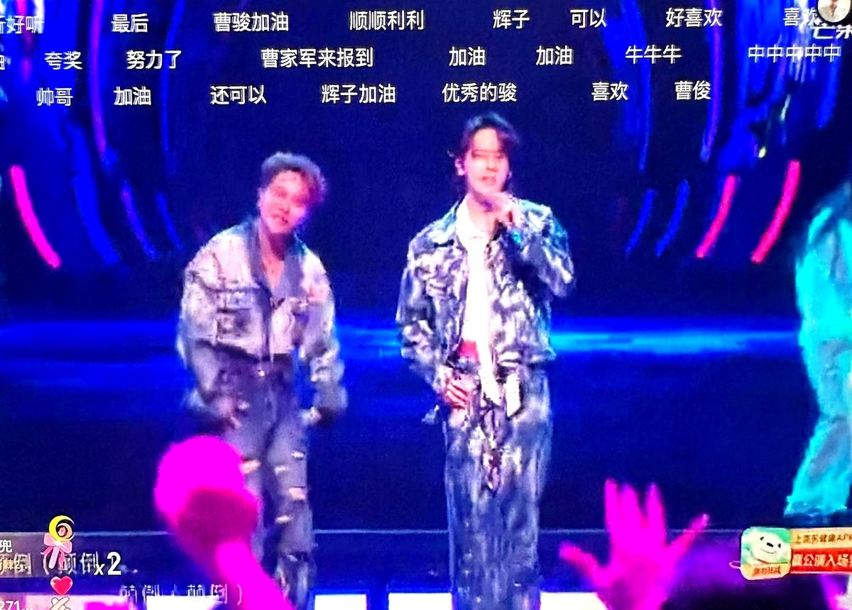 必须走一个，这规则就是悬崖边推人。

《披荆斩棘》舞台上，欢子和陈若轩这对危险组硬是扛住了。没跑调，舞蹈也齐。

欢子开嗓，底子还在，稳稳当当。陈若轩呢，眼圈泛红，浑身透着股不服输的劲儿。

前面小沈阳组刚把场子炸热，这俩人接在后面，顶着高压硬上。

真到了二选一的残酷时刻。欢子赢在稳，陈若轩赢在狠