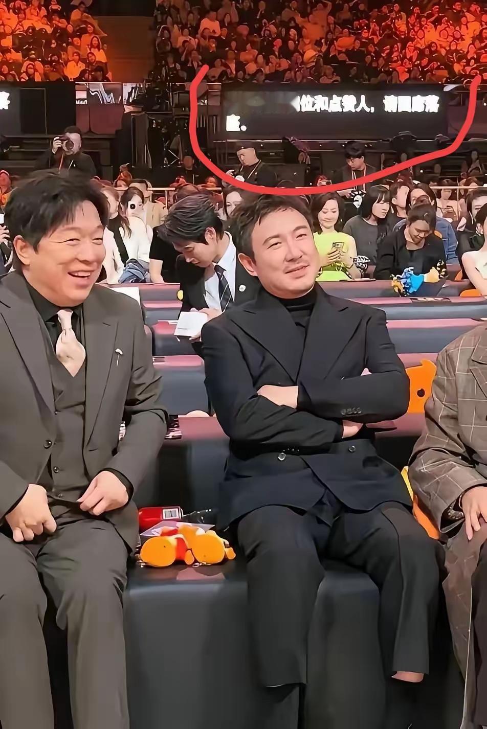 盛典现场曝光字幕，终于懂主持人为何从不忘词
 
看完这张晚会现场图，很多人才恍然大悟：大型晚会主持人临场发挥，不全靠超强记忆力，现场原来是有提词器保驾护航。
 
画面的大屏字幕清清楚楚写着：“谢娜，谢谢四位和点赞人，请回席落座。”台下黄渤笑得开怀，沈腾抱着双臂坐在一旁，后台的台词提示直接投射，主持人