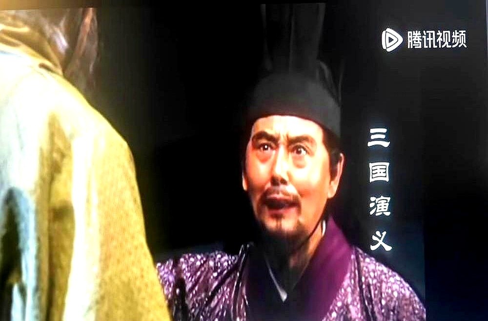 老剧一修复成4K高清，几十年前藏的秘密全藏不住了。

镜头一拉近，关羽身后立着电线杆，孙悟空飞过时钢丝反着光，曹操甚至提前几百年念出了宋词。观众不仅没换台，反而端着放大镜一帧一帧截图，边笑边反复刷。

搁现在的新剧，这种穿帮早被骂上热搜。但老剧被扒得底裤都不剩，评分却越扒越高。

好作品经得起放大镜