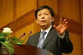 一天，易中天在厦大上课时，一名女生突然站起来冲他大喊：“易老师，我想嫁给你！”易中天却说：“你少说了几个字！”女生顿时满脸通红。
主要信源：（海峡导报——一天易中天在厦大上课时，一名女生突然站起来冲他大喊：“易老师，我想嫁给你！”易中天却说：“你少说了几个字！”女生顿时满脸通红）
教室里当时黑压压坐