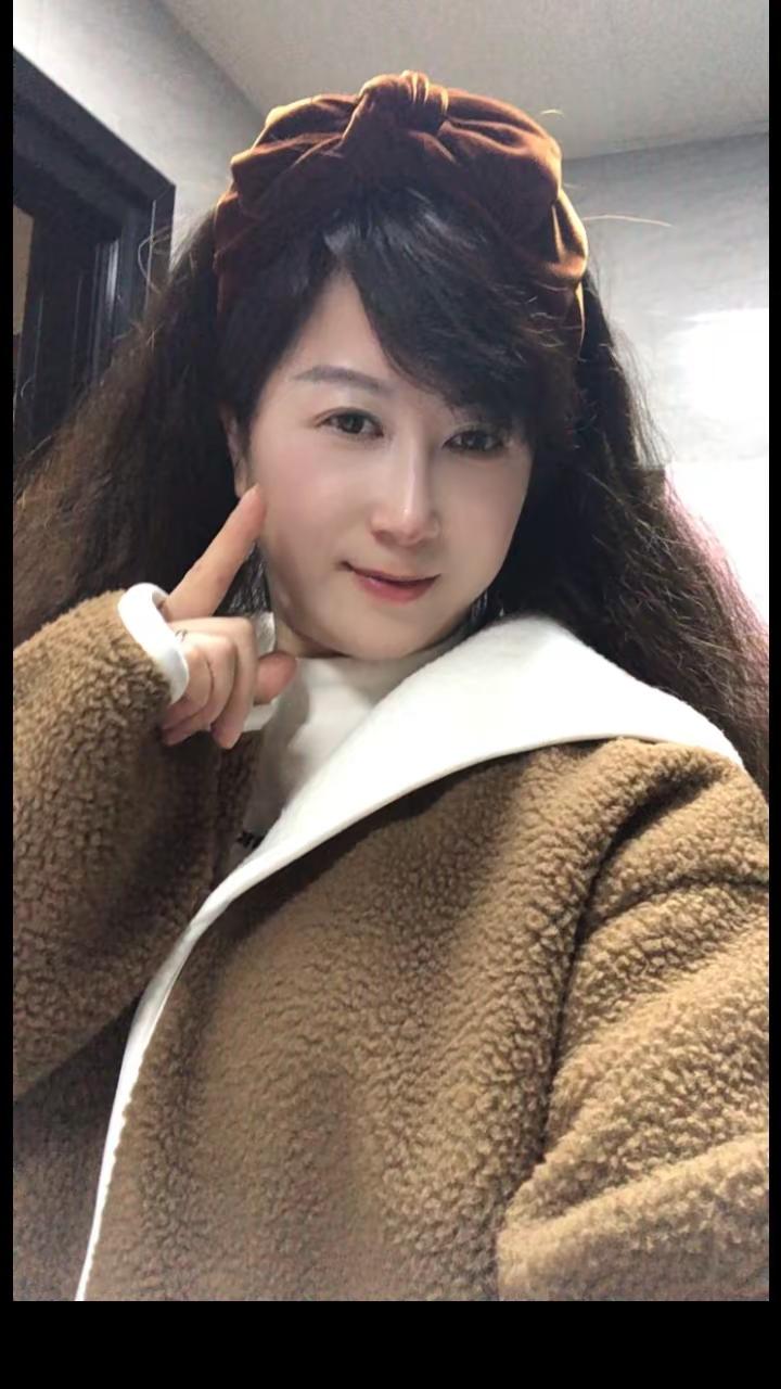 时髦小姐姐，今日OOTD，美拉得色系今年依然很火爆，预估火山岩丹霞地貌...