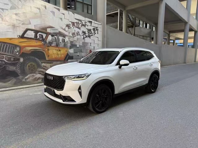 7万预算买SUV，我为什么更愿意看二手哈弗H6，而不是硬上低配新车
7万块买车，现在最容易纠结的其实不是“买什么车”，而是：
到底买新车，还是买二手车？
如果让我拿7万预算去买一台家用SUV，我反而不会执着于“必须买新车”。
原因很简单。
新车最大的优势当然是新，公里数是0，车况不用猜，买完也不用担