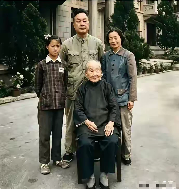 杨开慧的母亲与儿子杨开智一家在长沙的珍贵照片