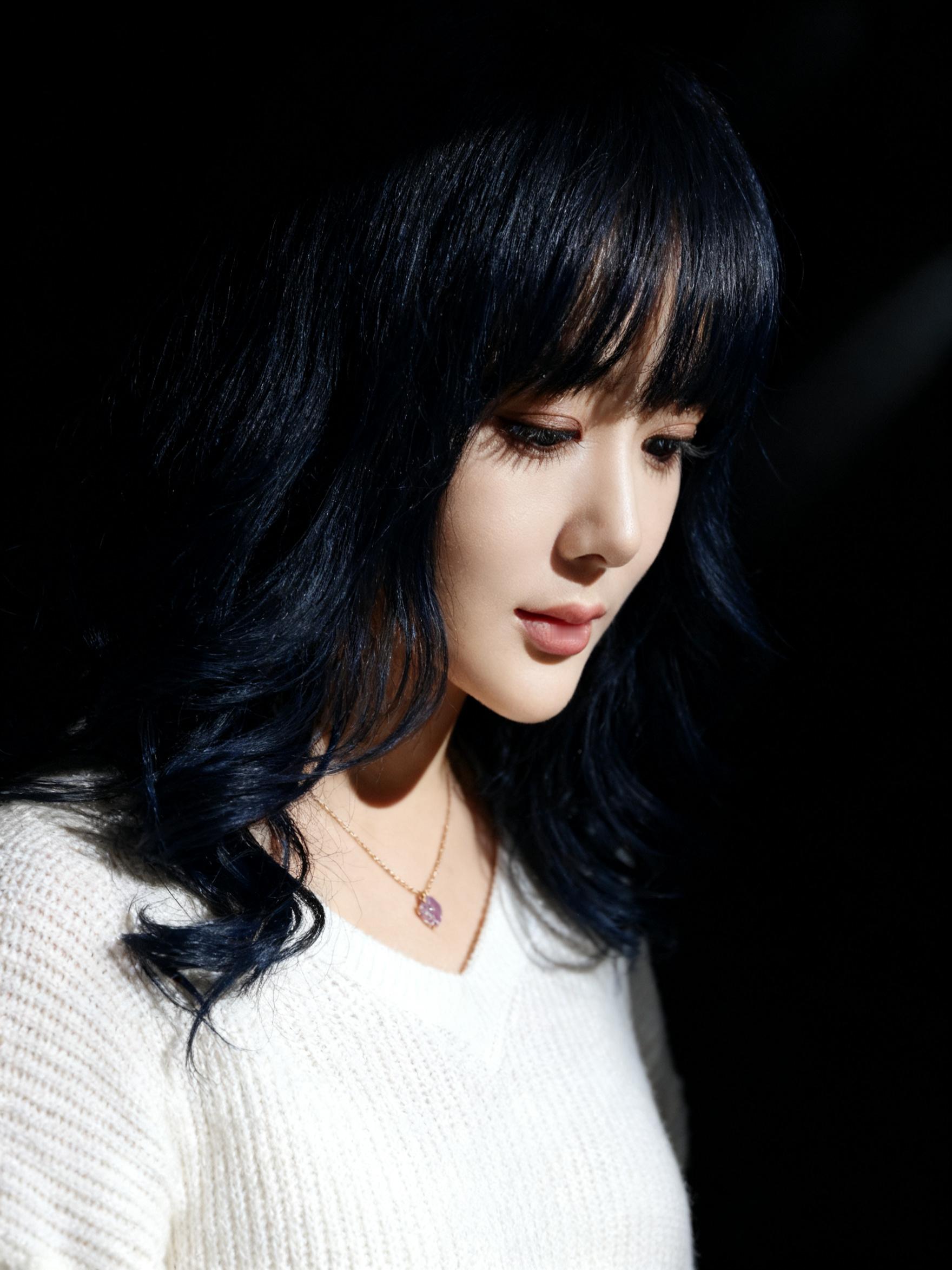 为了一段感情，深夜崩溃的样子自己都看不起自己。最近好想出去走走，去海边...