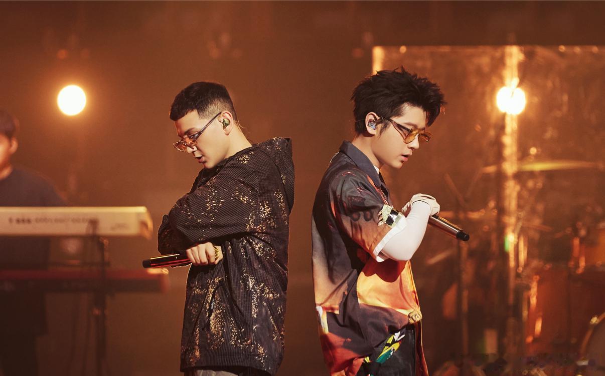 #艾热与王以太联袂演唱别怕变老#一首《茶花开了》尽显音乐实力，面对烧脑赛制，王以太快速梳理底层逻辑，把组队玩法讲得通俗易懂。 ​