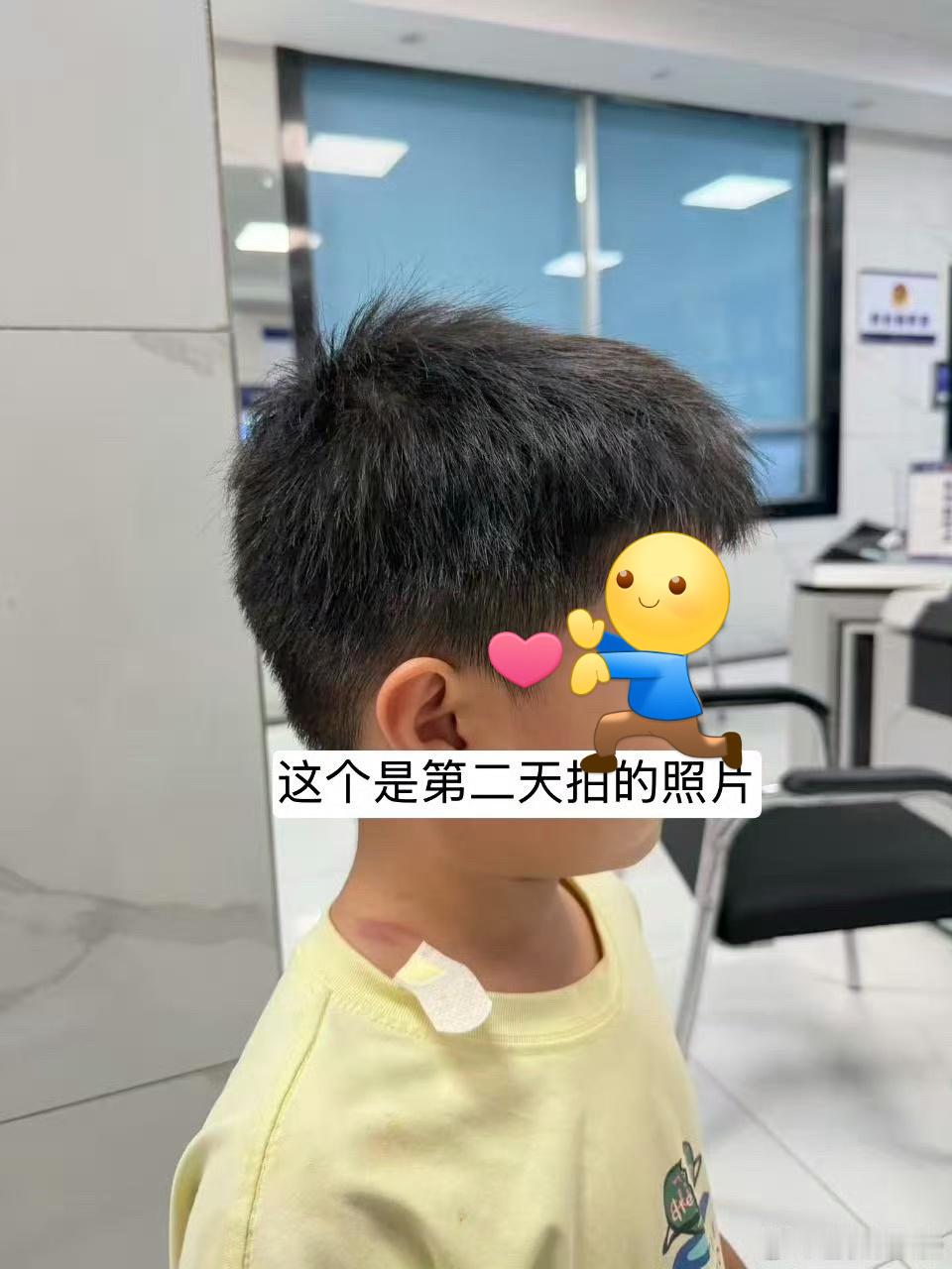 #摸臀事件男童父亲将反诉#浅谈男孩一家反诉需要做什么？

被打脸了，昨天我还判断男孩一家不会反诉。没想到男孩一家也决定要拿起法律的武器保护自己的权益，那我们就站在旁观者的视角来分析下，他们可能要面临的情况：

🔴 法律上，这孩子构不成性骚扰。

多个律师和媒体的法律分析指向同一个结论：4 ​