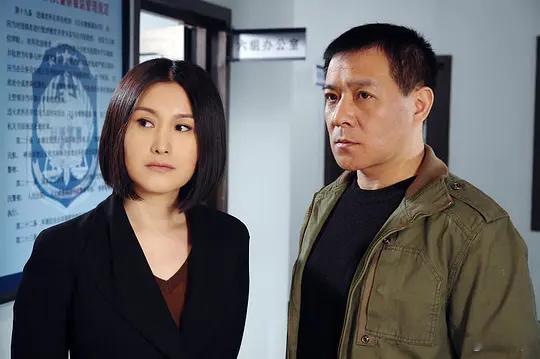 #yellow portrait# 25年前，刑侦犯罪类电视剧《重案六组》首播。该剧以重案六组为故事中心，讲述了曾克强、季洁、江汉、白羚、黄涛等公安干警在局长的指示下，侦破凶杀、爆炸、投毒、绑架、抢劫等一系列案件的故事。

《重案六组》讲述警匪，刑侦，正义，但破案情节的波折反转背后，体现的更是一个时代 ​