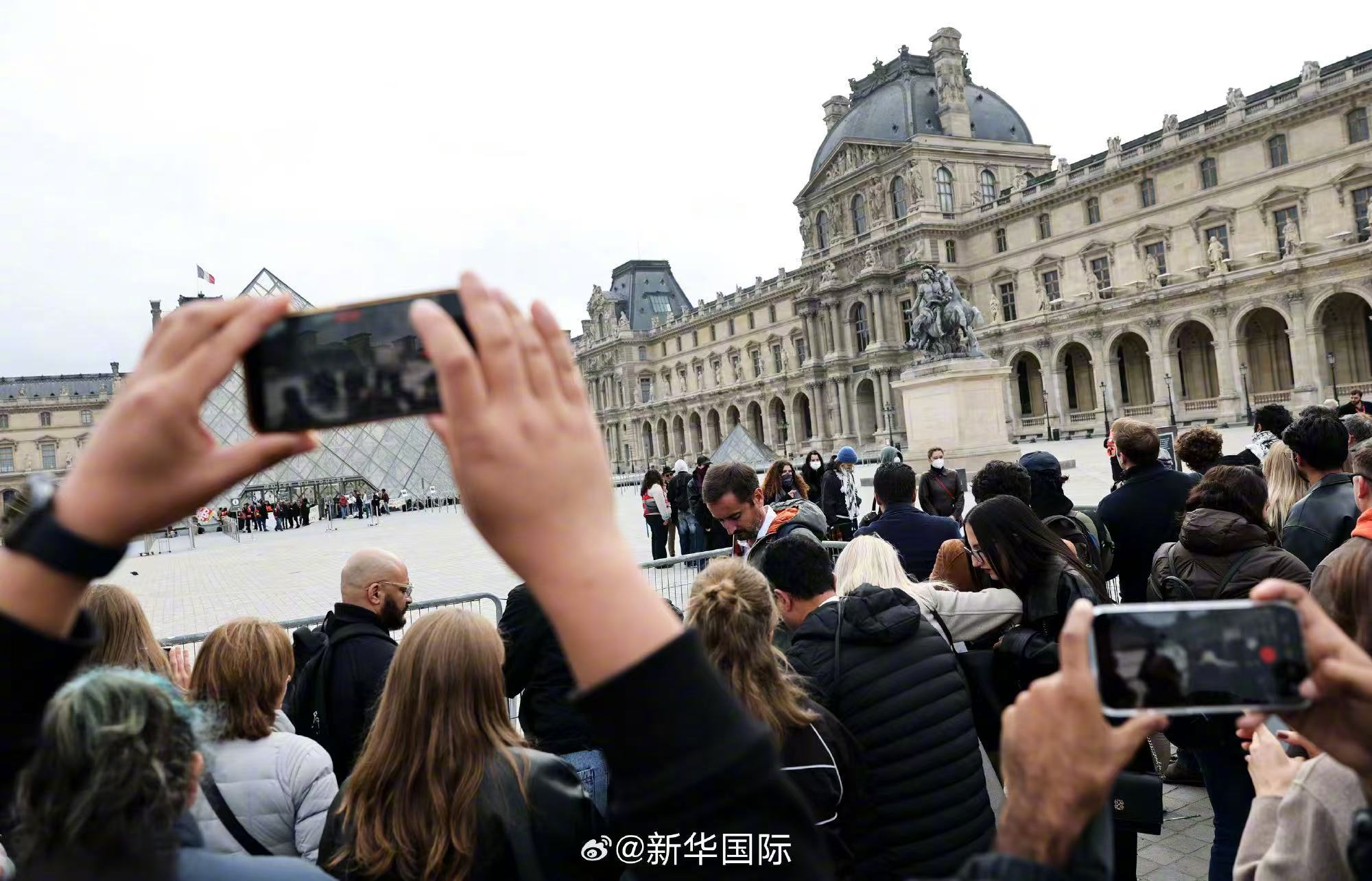 【#马克龙赴中东搞油#】
近日，法国多地爆发抗议示威，总统马克龙19日开启中东之行，先后访问科威特、阿联酋、巴林和卡塔尔，开展“石油外交”，以求稳定能源供应、平抑国内油价。
法国总统府20日说，阿联酋和巴林已同意每月向法国额外提供共20万吨柴油，科威特也承诺向法国海外领地提供柴油和煤油。燃 ​
