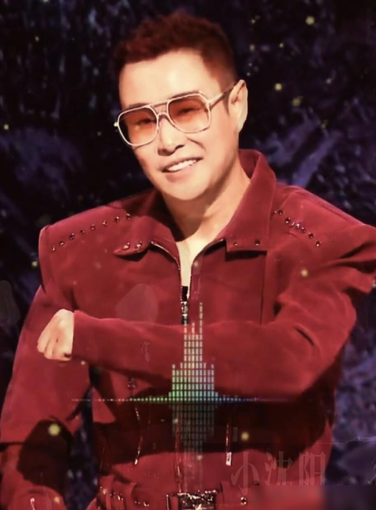 小沈阳初舞台唱完，现场直接炸了。全开麦直播，9秒真声高音，说唱一个字没糊。829票，把孙楠、阿云嘎全压在后头。
热搜就仨字：小沈阳秒了。
更狠的是，上台前一天他翻轮胎把腰扭了，带伤唱完整首。那首《我只是个传说》，他闺女挑的，说有国民度，还能亮出他嗓子里的沙颗粒感。
当年都说他靠《不差钱》吃一辈