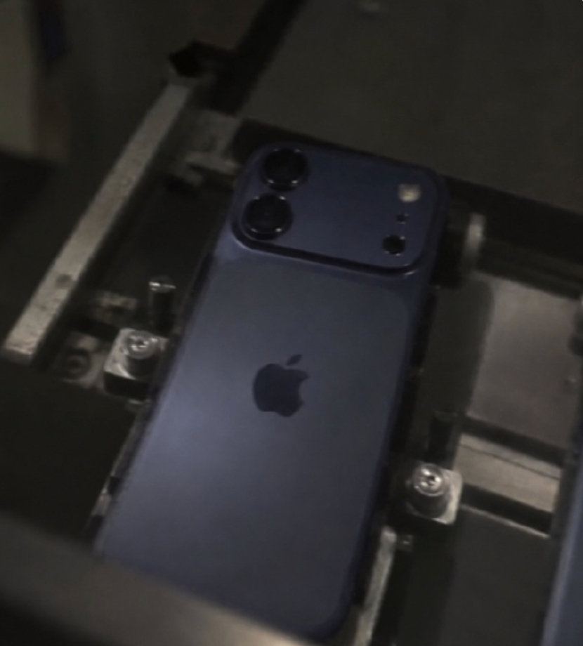 #iPhone18外观曝光# 将于明年春季发布的iPhone18标准版外观曝光

背面采用Pro版同款横向Deco ​
