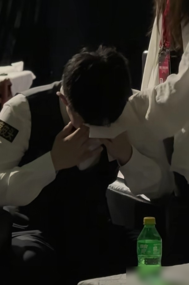 6比5绝杀，26岁袁思俊跪在球台边，哭得肩膀直抖，嘴里就一句来得稍微晚了一点。
从2020年算起，整整六年没进过决赛，世界排名第33，半决赛打吉米·罗伯逊，决胜局手都没抖一下。进了决赛，反而绷不住了。
第二天决赛，他自己说身体状态完全不对，怎么瞄都不对劲。5比10，输给吴宜泽。亚军，76000英
