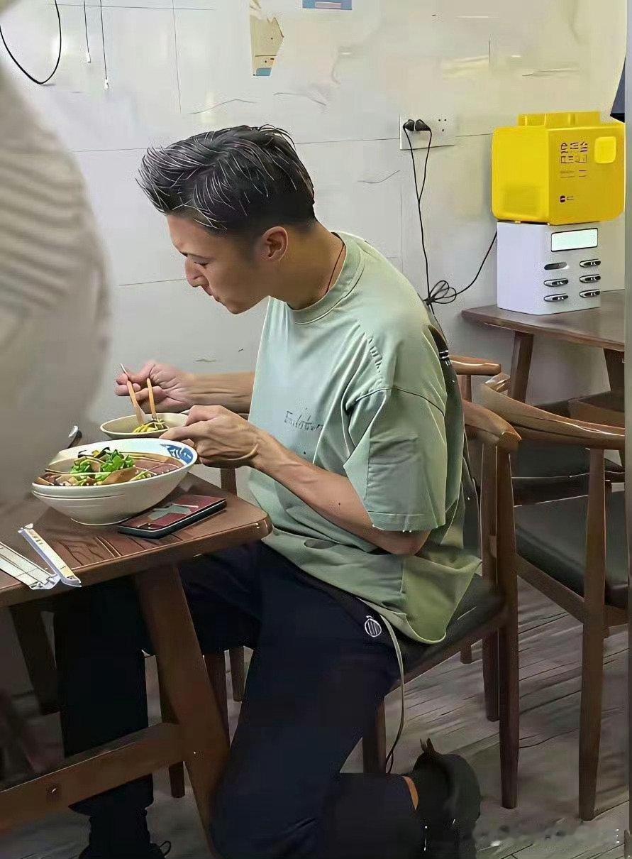 46岁的谢霆锋，太操劳了，白头发清晰可见，看着令人心疼！要做美食探店，又要开演唱会，还要兼顾家庭和孩子，他真的太累了，要注意多休息！ ​​​
