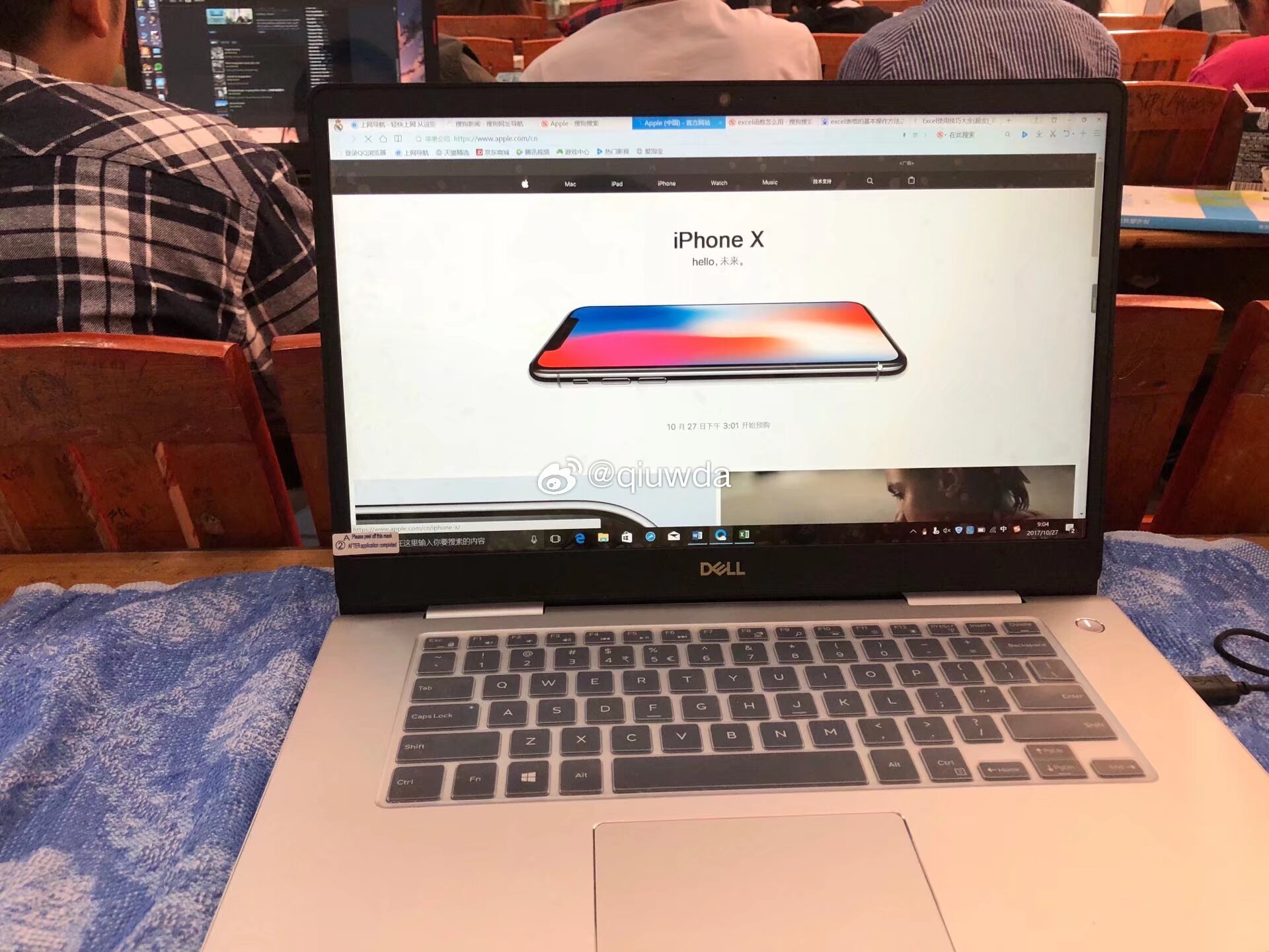 #iPhoneDuo需求异常旺盛#9年前抢iPhone X的时候也是巨难抢…
记得当时等了一个月才有货，拿到货以后舍友都觉得这新手机很不可思议，都说没见过这种造型设计的手机，当时在学习的餐馆吃饭，回头率也是很高，老板和很多同学都会过来问这部手机的问题，说真帅啊、真酷啊，都没有见过这种全面屏的手机…
如 ​