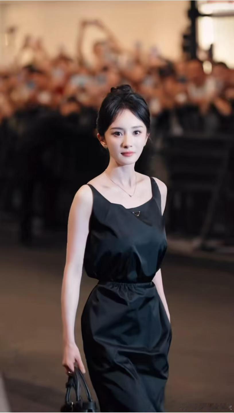 #杨幂出场像动漫里的人物#本来随手刷刷短视频，直接被杨幂出场的画面惊艳到，神态气质很像动漫角色 ​