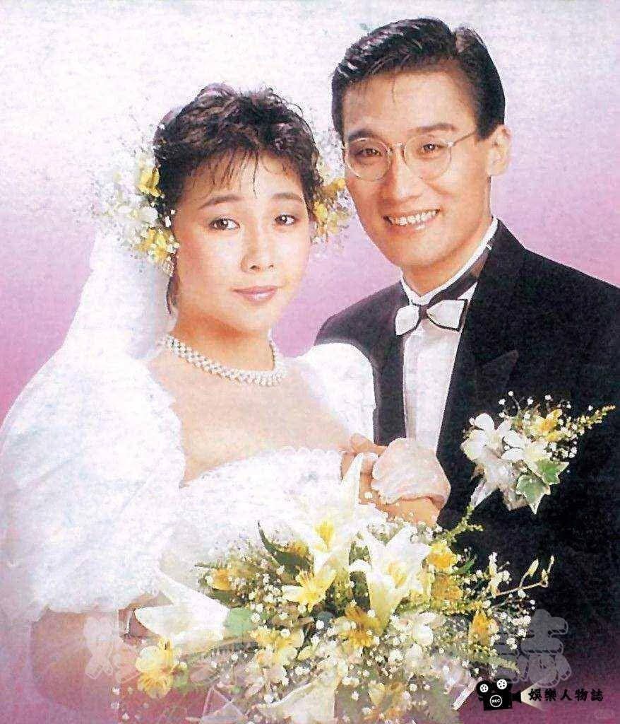 梁家辉：你不欺我少年穷，我不负你糟糠恩

1983年，导演李翰祥邀请梁家辉一起北上，拍摄电影《火烧圆明园》和《垂帘听政》。翌年，凭借“咸丰皇帝”一角，他荣获金像奖影帝。

成名后的梁家辉，却因为当时的历史原因，遭到了封杀。于是，香港没有导演敢找他拍戏，他失业了。为了生计，他和朋友跑去铜锣湾夜市摆地摊