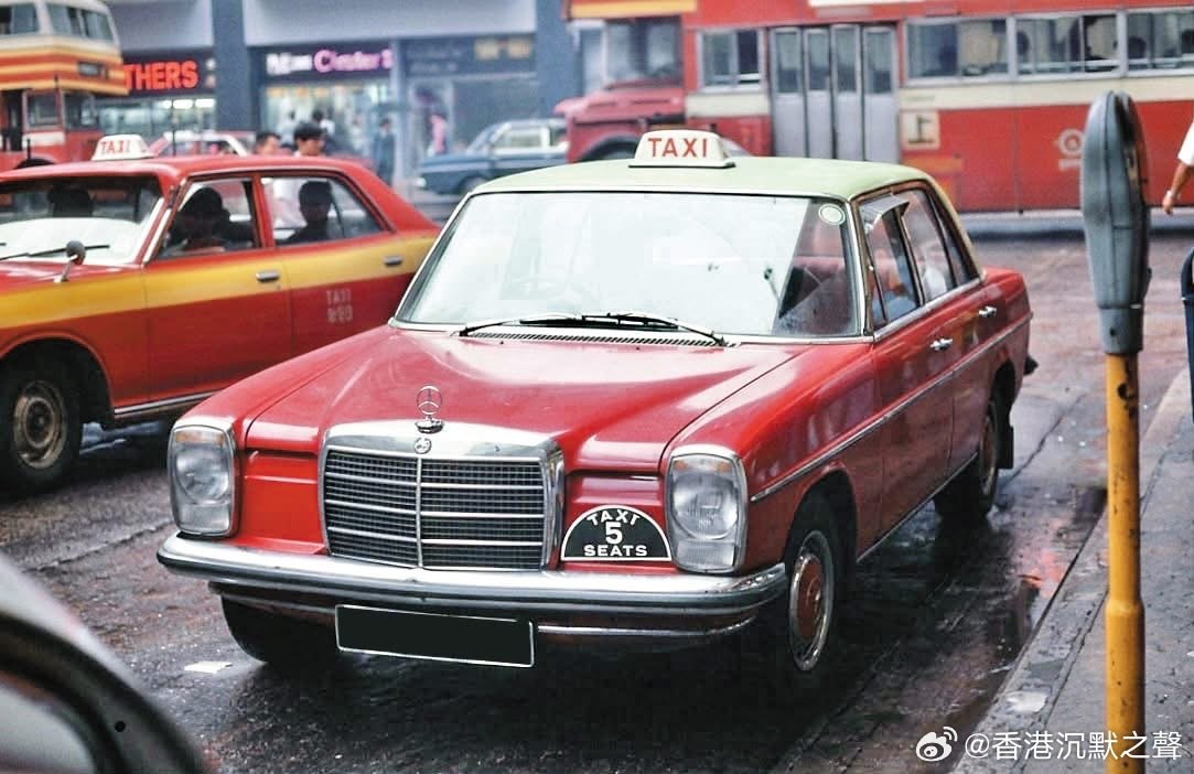 60/70年代，香港街頭的奔馳的士

#香港# ​
