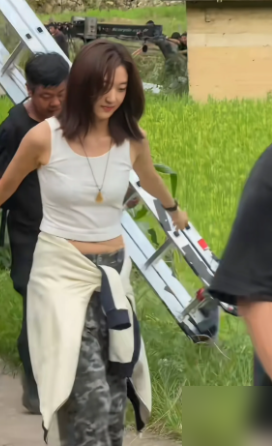 孙千这种身材，放在现实里绝对算瘦的。但镜头一怼，小肚子还是藏不住。网友盯着那块肉说该练练了，挺没劲的。
她以前也焦虑，觉得自己脸宽，拿头发死命遮，遮到快发疯。后来拍《风吹半夏》，导演看她自来卷，直接说别做造型，就要这种十万个人挑不出一个的自然。就这一句，她全放下了。
她自己说得明白：外貌是最不该