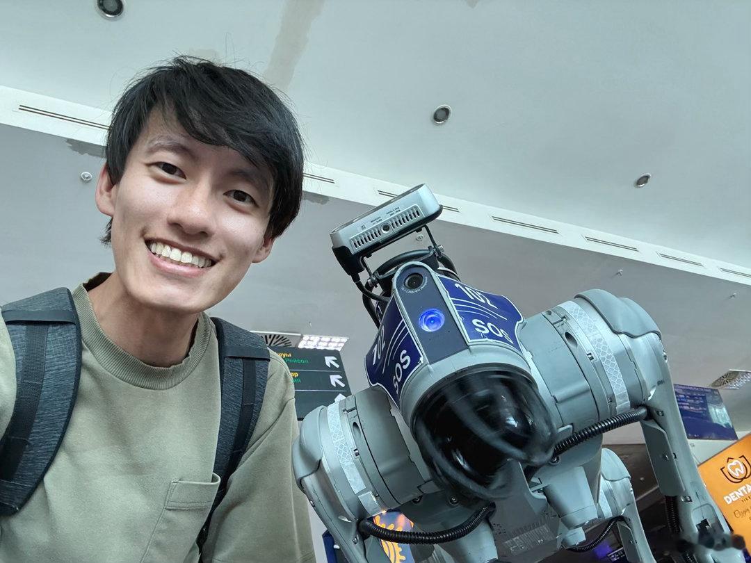在阿克套机场发现一只警方的机器狗，很开心地跟它自拍完以后发现警察叔叔在不远处很严肃地看着我…www ​