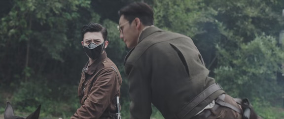 翻到这张图也很好品。佛爷下马要孤身进寨子去见老头，小鱼就这样直勾勾地盯着佛爷看，一句台词没有，你却能从他的眼神知道他在担心佛爷一个人进去里面会不会有诈。真的是会说话的眼睛。
#九门 #张启山 #张小鱼 #陈伟霆 #王祖一