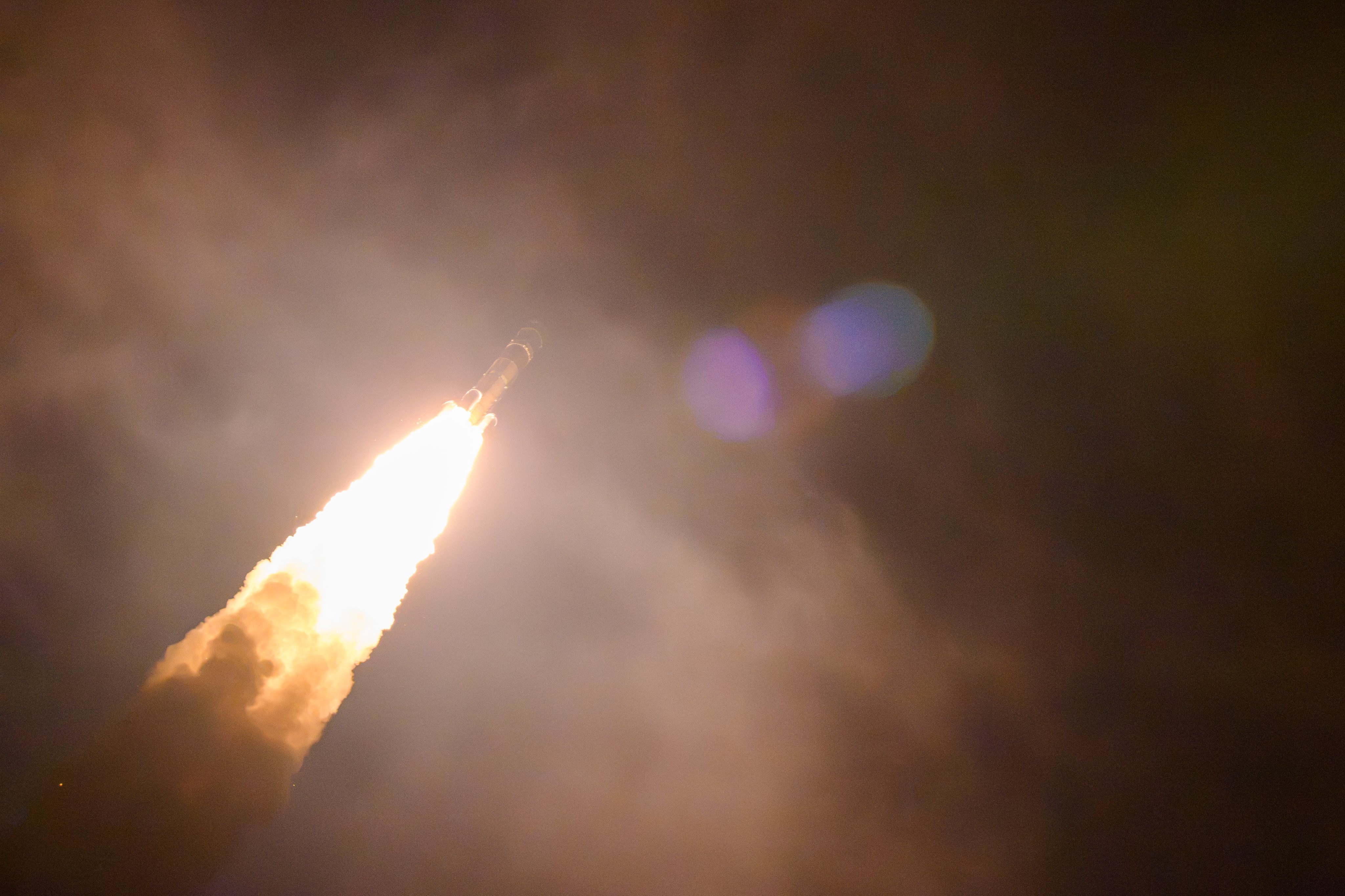 【日本火卫一探测器MMX成功发射】北京时间10月20日3:41:03，日本宇宙航空研究开发机构在种子岛宇宙中心使用H3运载火箭10号机成功将火星卫星探测器MMX送入地火转移轨道，发射任务取得圆满成功。

MMX将于明年抵达火星轨道，随后择机接近火卫一“福布斯”，在完成环绕观测后于2028年至2030年间实施两次软 ​