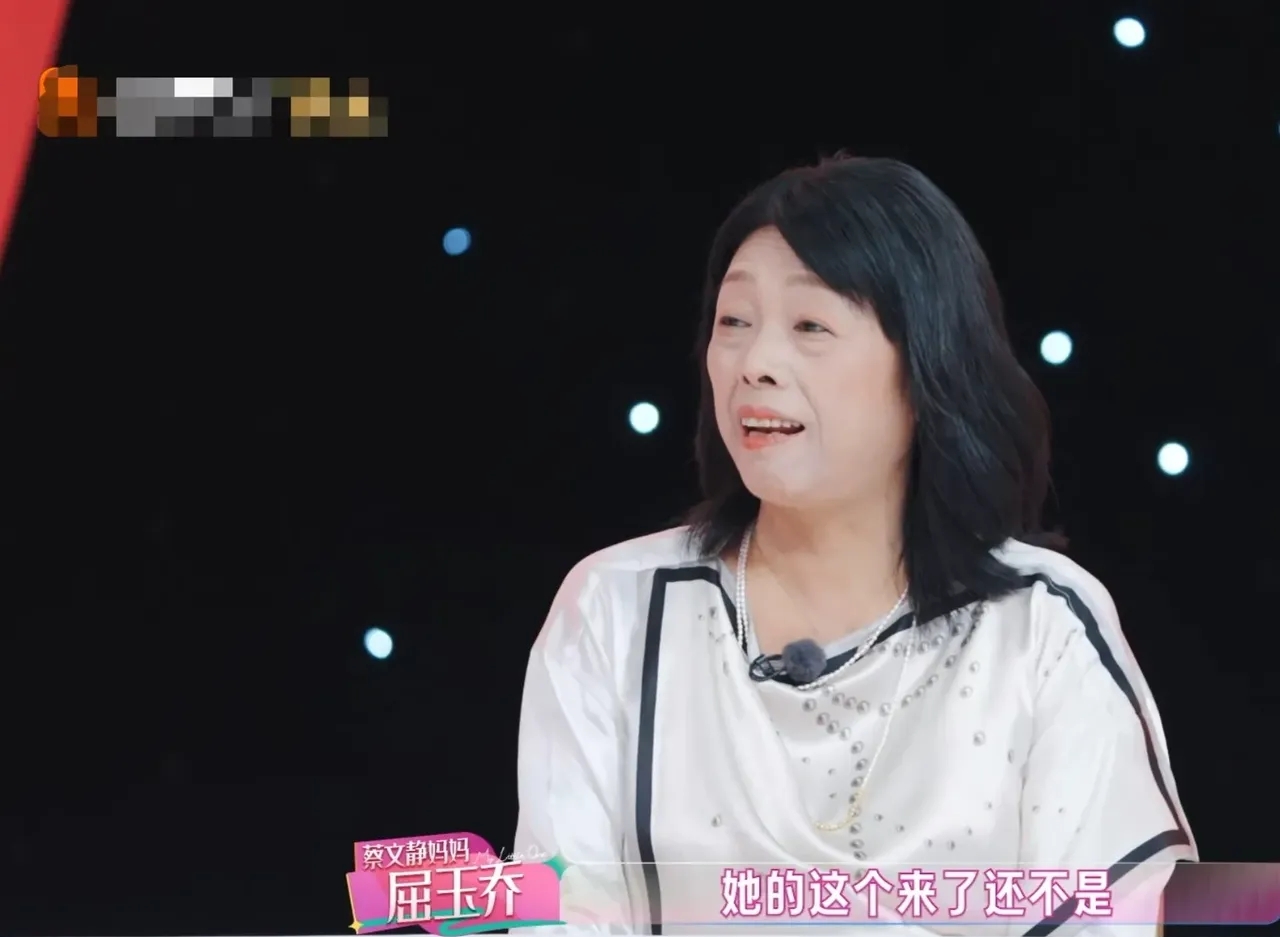 蔡文静妈妈在采访里的一番话，听完让人特别心疼。
 
她说起蔡文静拍戏的辛苦：生理期来了照样要跳进水里面拍戏。本来刚来的经期，下水之后第二天直接停了，特别伤身体。也正因常年拍戏透支，蔡文静现在一直在喝中药调理。
 
其实这不单单是蔡文静一个人的难处，是很多女演员共同面对的职场困境。
 
男女演员拍戏，
