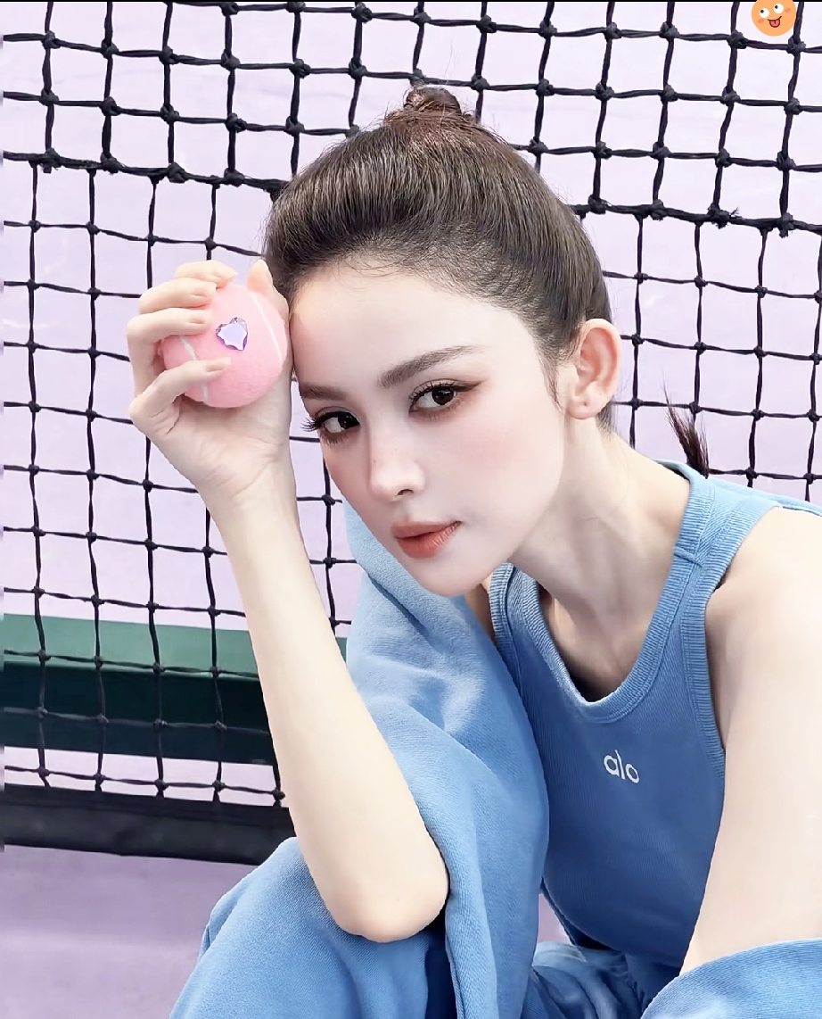 我发现娜扎这个人，
完全是真的不经扒，
因为一扒你就会发现她的颜值！

终于知道什么叫“镜头严重吃亏”！很多明星都是上镜好看，真人普通，但古力娜扎刚好反过来！
 
这次亮相武汉网球公开赛，大量现场观众近距离实拍，看完只有一句话：真人比电视、比精修图还要绝十倍！
 
现场无滤镜、无美颜，娜扎的颜值状态